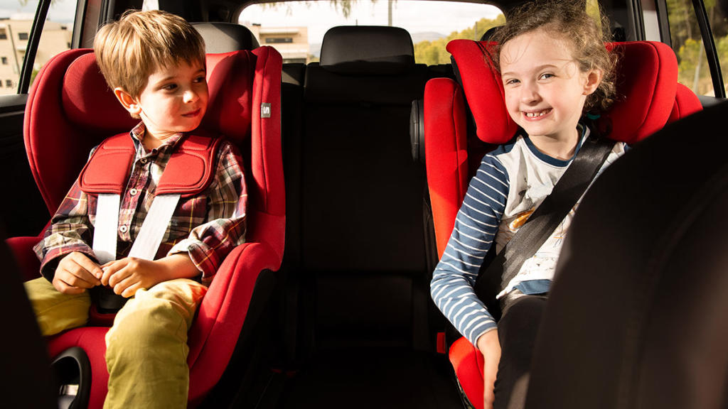Subir niños al coche
