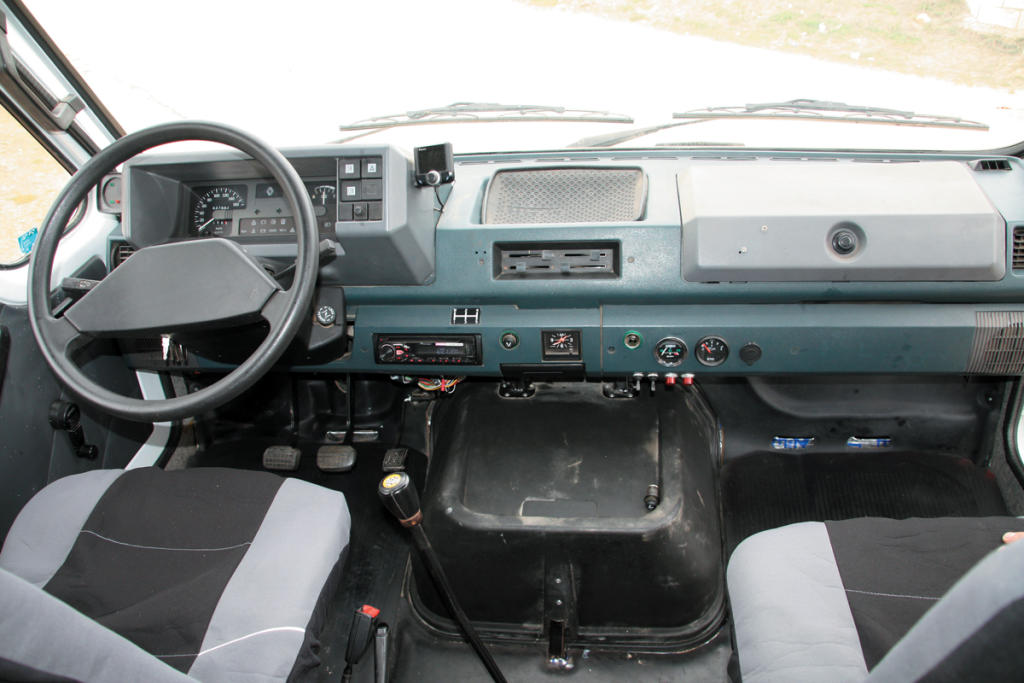 Renault B110-35 4x4 habitáculo