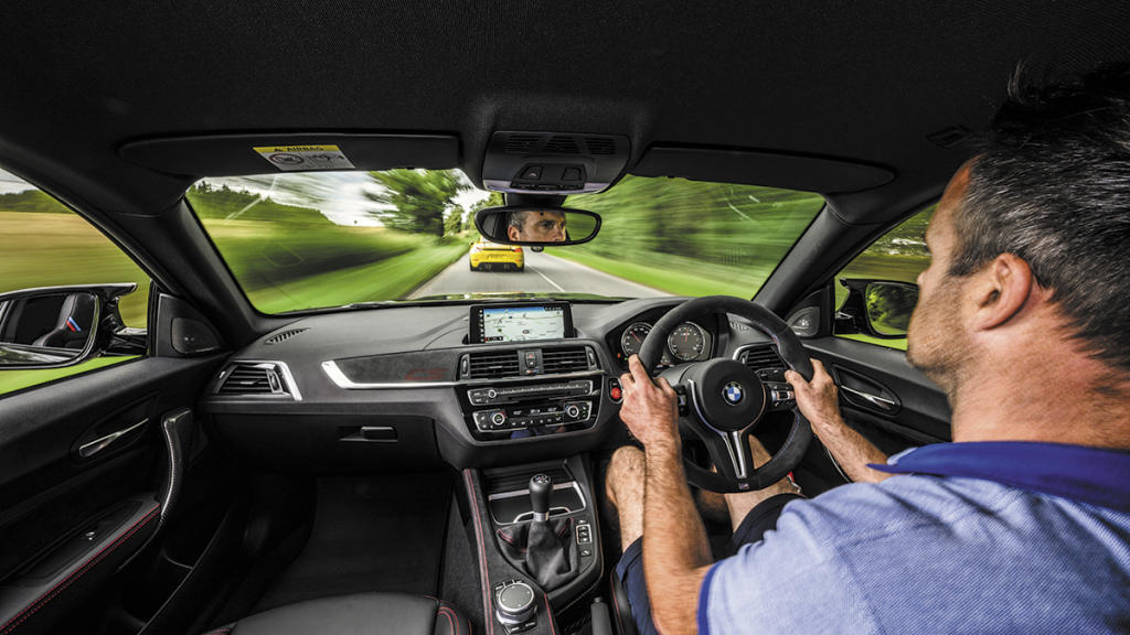 BMW M2 CS interior conduciendo