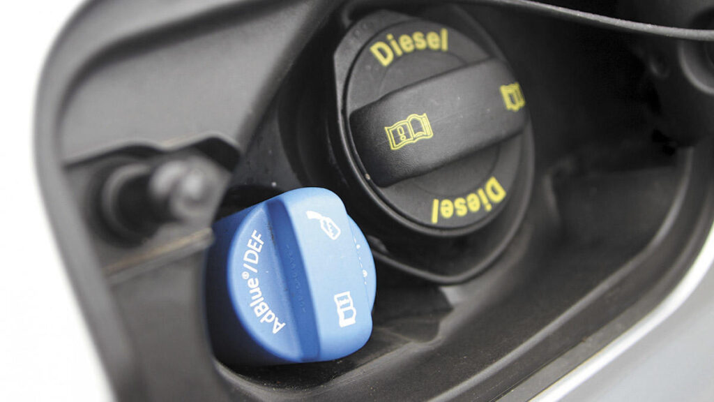 Se trata de un aditivo que permite neutralizar los óxidos de nitrógeno que generan los motores diésel. En Europa, comenzaron a utilizarlo los camiones hacia 2005, y Mercedes lo lanzó en EE.UU. en 2006. Podemos establecer 2009 como el año en el que comenzaron a popularizarse los sistemas de AdBlue en nuestros vehículos: con la entrada en vigor de la norma Euro VI, se convirtieron en un sistema casi obligatorio para todos los motores diésel de dos o más litros de cilindrada.