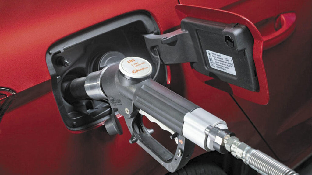 Como combustible para automóvil, el GNC o Gas Natural Comprimido comenzó a conocerse en España con la llegada de modelos como el Opel Zafira ECOFlex, dotado de un motor atmosférico de 94 CV. Aunque la red de repostaje sigue sin ser muy densa, el gas natural sigue ofreciendo el coste por kilómetro más bajo de todos los combustibles, tan sólo superado por los modelos eléctricos.