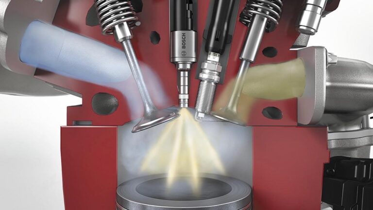 Aunque el padre de la inyección directa de gasolina fue Mitsubishi con su sistema GDI de 1996, esta tecnología no comenzó a despegar en Europa hasta el año 2000, con la llegada de los motores FSI de Volkswagen. Aun así, sus resultados fueron tímidos hasta que se comenzó a combinar con un turbo, por ejemplo, en los motores TFSI. Actualmente, la gran mayoría de los motores de gasolina emplean inyección directa.