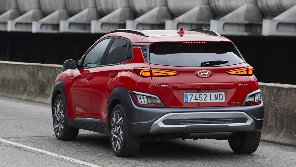 Hyundai Kona rojo trasera