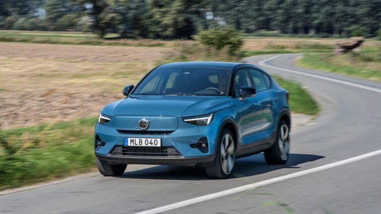 287363 Volvo C40 Recharge Fjord Blue e1662384825565