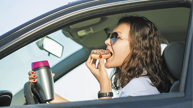 comer dentro coche