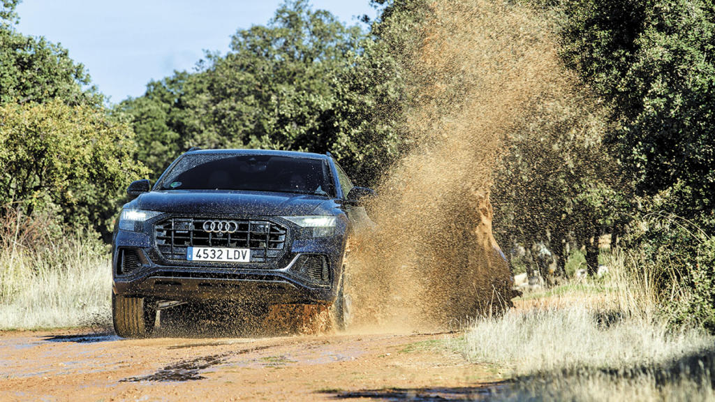 Audi Q8 TDI quattro avanzando en barro