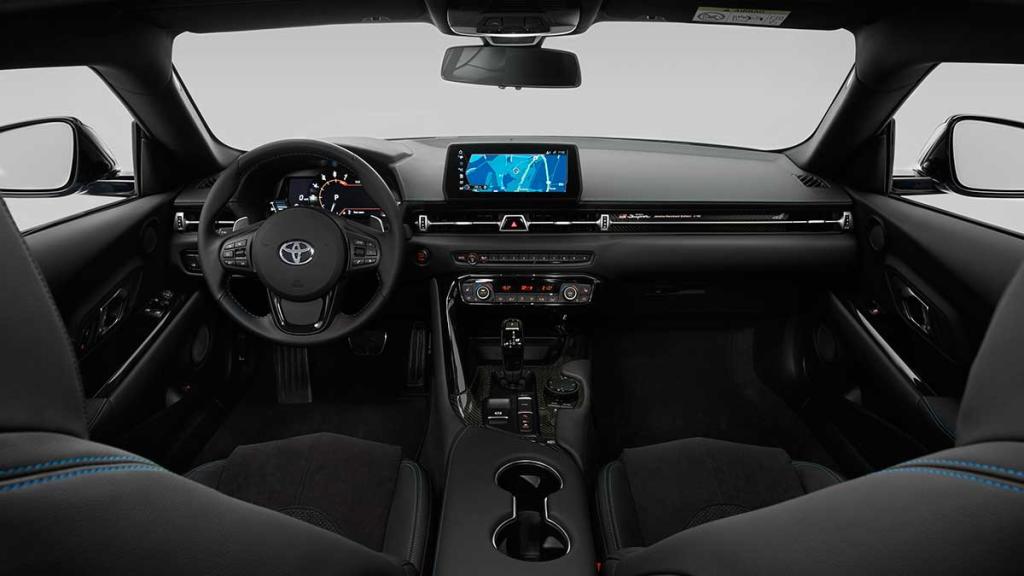 Esta edición especial del GR Supra se diferencia del resto por el color azul, llantas de aleación de 19'' acabadas en negro mateo una placa conmemorativa. Todo ello asociado al motor gasolina  de 340 CV.