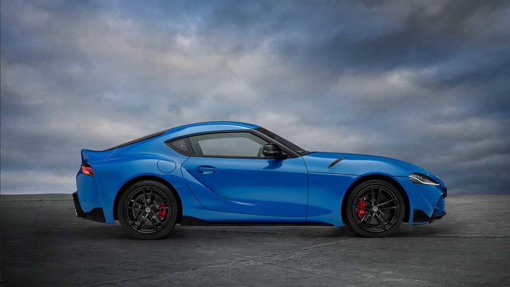 Esta edición especial del GR Supra se diferencia del resto por el color azul, llantas de aleación de 19'' acabadas en negro mateo una placa conmemorativa. Todo ello asociado al motor gasolina  de 340 CV.