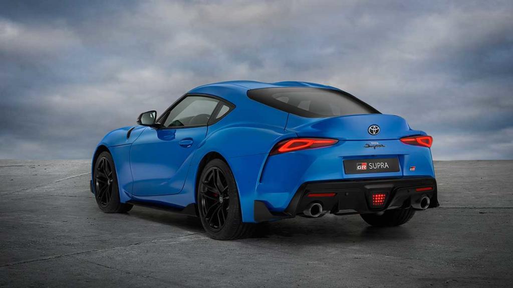 Esta edición especial del GR Supra se diferencia del resto por el color azul, llantas de aleación de 19'' acabadas en negro mateo una placa conmemorativa. Todo ello asociado al motor gasolina  de 340 CV.