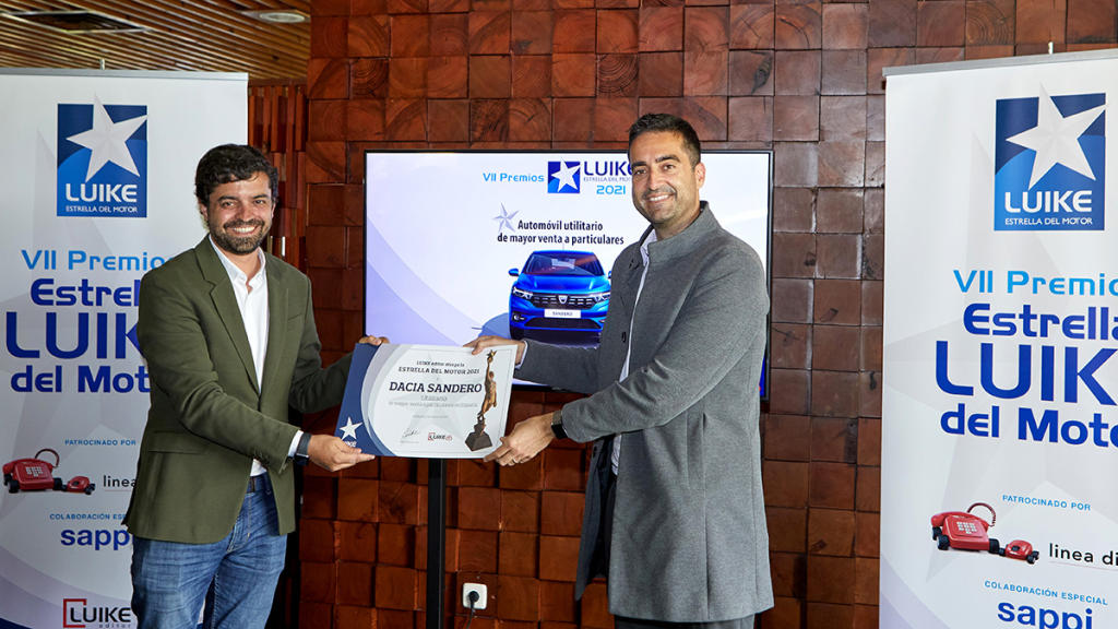 Javier Arús entrega Premio Estrella Luike al Dacia Sandero