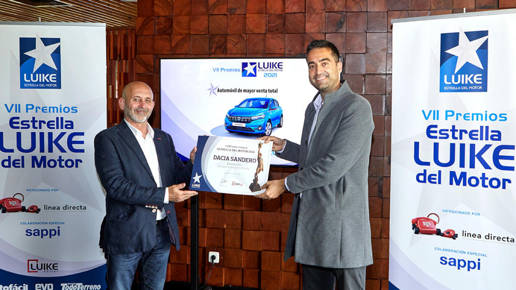 Carlos Henández entrega Premio Estrella Luike a Dacia