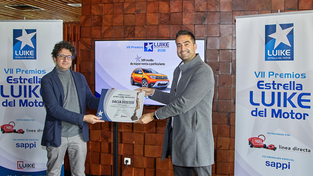 Pablo Poza entrega el premio al Dacia Duster