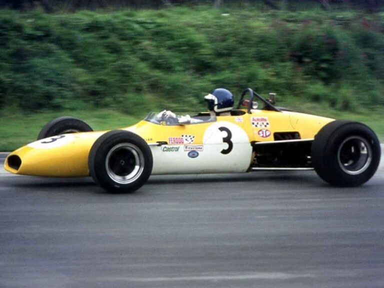 Sir Jack Brabham indignado con la firma que ha usurpado su nombre