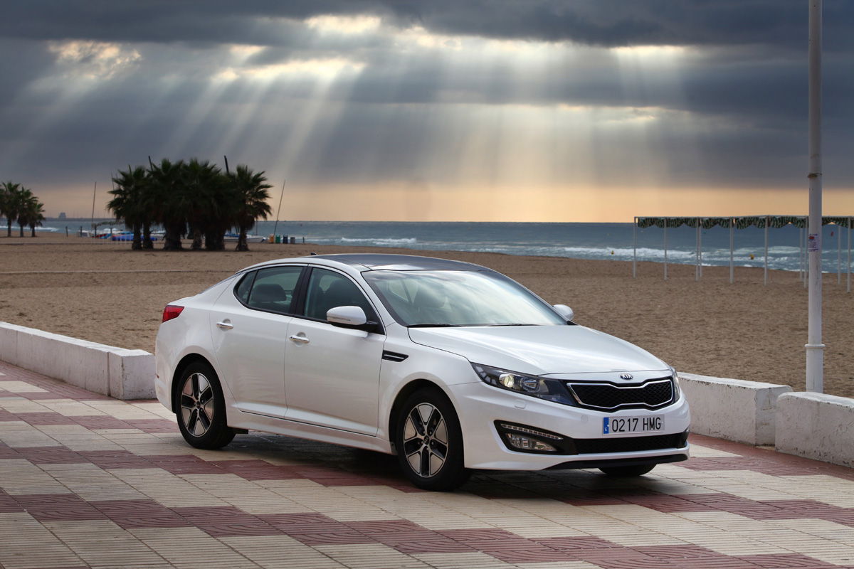 El sistema europeo de alertas rápidas Safety Gate ha emitido recientemente una advertencia relevante para los propietarios de varios modelos de Kia, concretamente los Sorento, Cerato y Optima. La notificación, emitida por las autoridades alemanas, afecta a unidades producidas entre los años 2010 y 2013, y se basa en un defecto que podría derivar en un riesgo de incendio. Esta situación ha motivado una llamada a revisión oficial por parte del fabricante surcoreano. Riesgo detectado: cortocircuito en el sistema de frenos El defecto identificado afecta al sistema ABS/ESC (sistema antibloqueo de frenos y control electrónico de estabilidad). Según la información recogida por las autoridades alemanas, se ha detectado una fuga interna de líquido de frenos que, al entrar en contacto con componentes eléctricos, podría provocar un cortocircuito. Este fallo puede originar un aumento de la intensidad de corriente en el circuito eléctrico y, como consecuencia, un sobrecalentamiento en la caja de fusibles, lo que incrementa significativamente el riesgo de incendio. Este peligro existe tanto si el vehículo está en marcha como si se encuentra estacionado, por lo que la alerta es especialmente grave. Modelos y fechas de producción afectadas Los vehículos afectados por esta llamada a revisión son los siguientes: • Kia Sorento, producido entre el 15 de enero de 2010 y el 17 de junio de 2013, identificado bajo la homologación tipo Xma. El código de campaña es 241A04XMa. • Kia Cerato, fabricado entre el 6 de abril de 2010 y el 22 de marzo de 2013, bajo la aprobación de tipo TD. El código de campaña correspondiente es 241146. • Kia Optima, ensamblado entre el 11 de agosto de 2011 y el 11 de julio de 2013, con homologación tipo QF y el código de campaña 241A04QF. Todos estos modelos tienen como país de origen la República de Corea, y han sido distribuidos en diversos mercados europeos. Medidas adoptadas por Kia En respuesta a esta situación, Kia ha iniciado una retirada oficial de los vehículos afectados, solicitando a los propietarios que se pongan en contacto con un servicio técnico autorizado para llevar a cabo las reparaciones necesarias. Estas intervenciones, que se realizarán sin coste alguno para el cliente, buscan evitar cualquier posibilidad de incendio derivada del fallo detectado. Los usuarios pueden consultar si su vehículo está incluido en la campaña introduciendo el número de bastidor (VIN) en la web oficial de Kia o acudiendo directamente a su concesionario más cercano. La rapidez en la actuación es fundamental para reducir el riesgo y garantizar la seguridad de los conductores y sus acompañantes. 