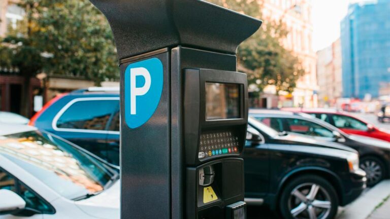 5e0dbec00de694ea4934941d coches sin etiqueta de la dgt en madrid asi les afectan las nuevas prohibiciones