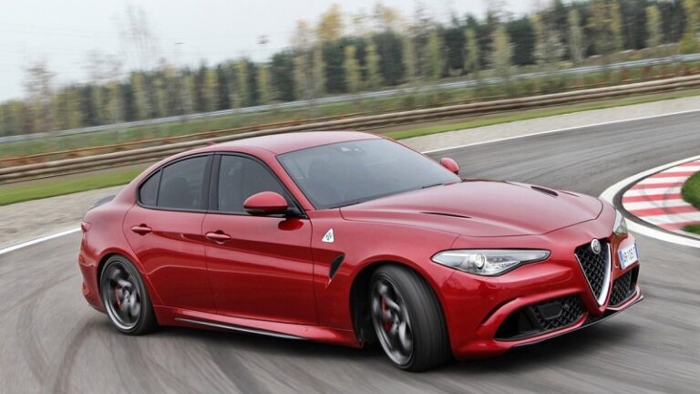 alfa romeo giulia qv on track