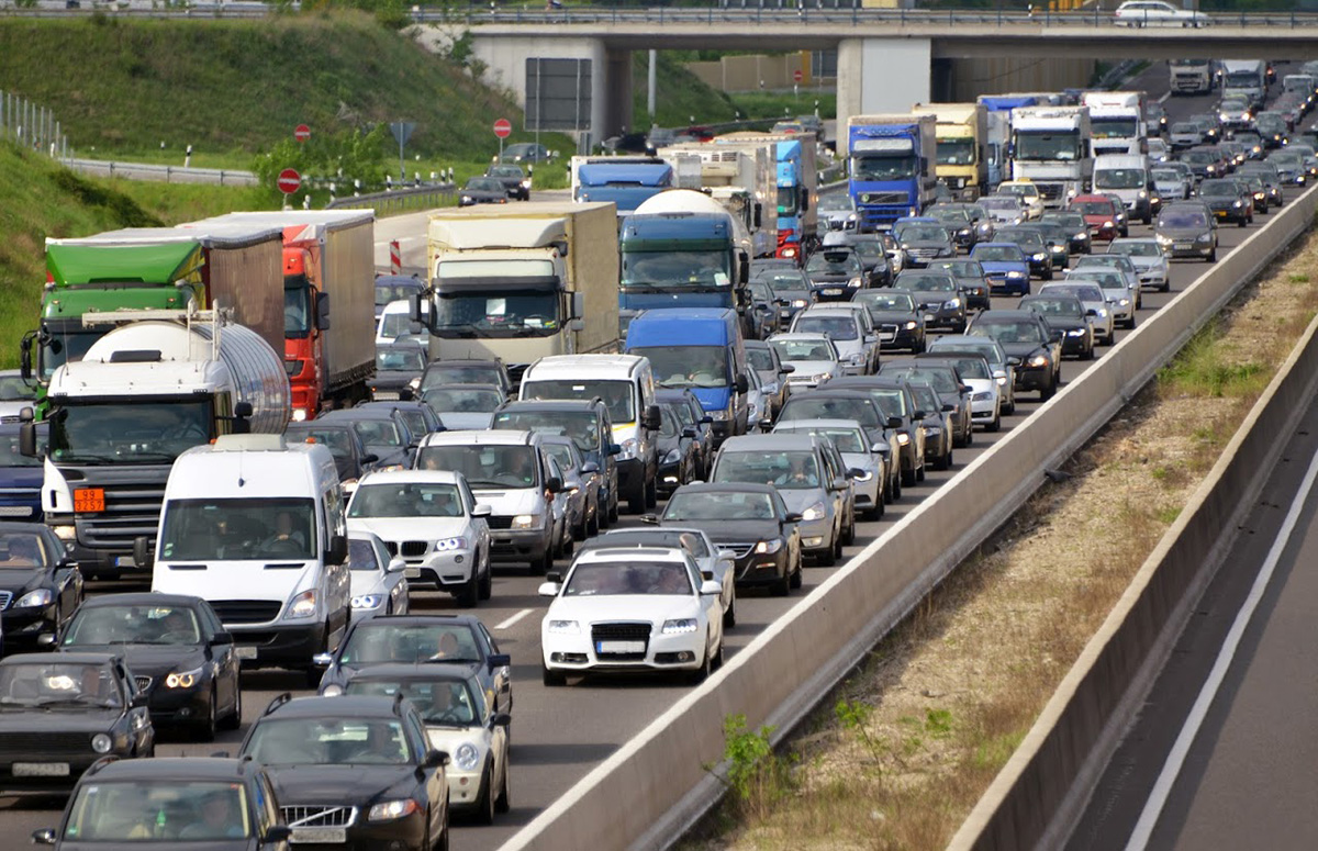 ¿Ahorramos gasolina apagando el motor en los atascos? 1 atasco 6