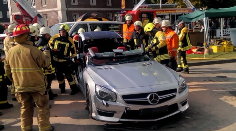 benz jaws of life demo courtesy www.autoevolution.com