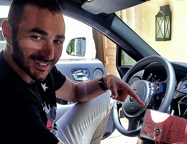 benzema ensena su carnet de conducir