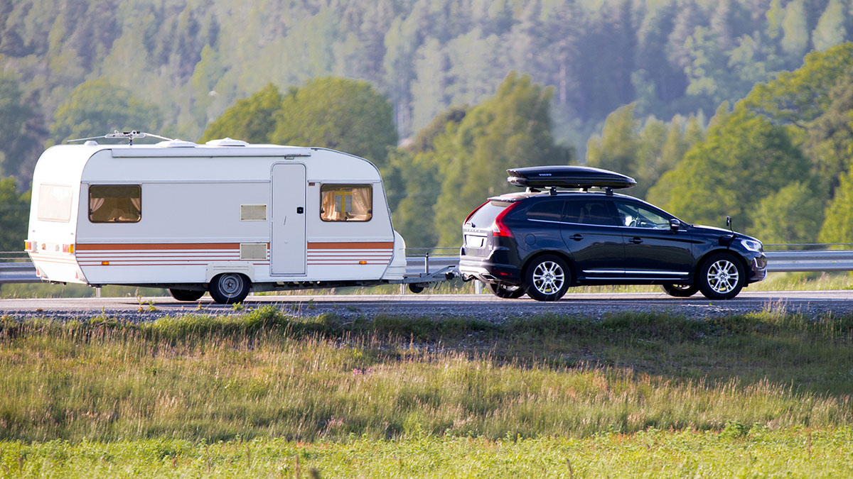 Coche remolcando caravana