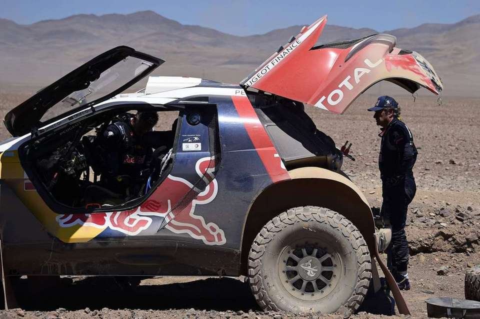 Sainz también dice adiós al Dakar por una avería