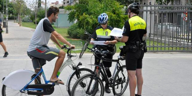 ciclistas sin casco