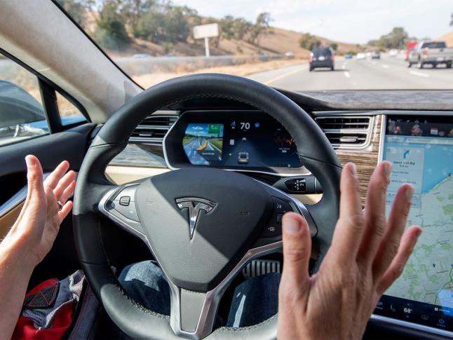 coche tesla piloto