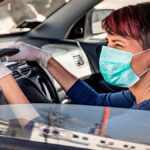 ¿Cuál es la multa por quitarte la mascarilla mientras conduces?