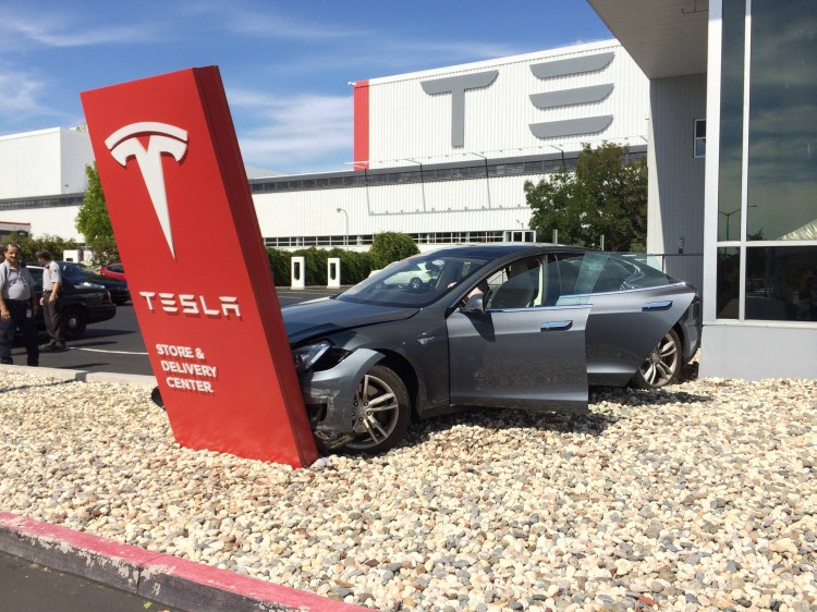 crashed model s 750x562 1