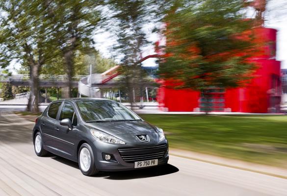 Cómo cambiar los discos y las pastillas de freno delanteros PEUGEOT 207 🚗  