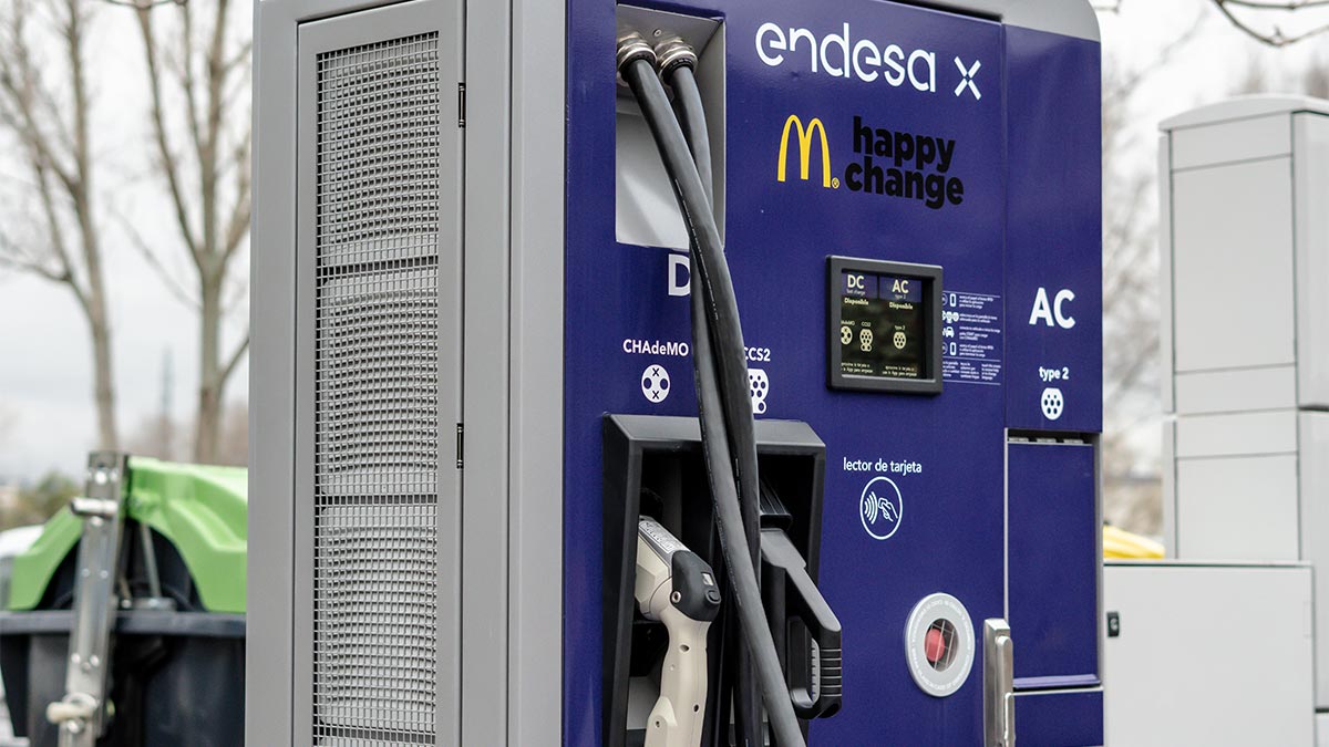 ¿Quieres cargar tu coche eléctrico mientras comes? McDonald's instalará 150 postes de recarga en sus restaurantes 1 enedesa x mcdonals