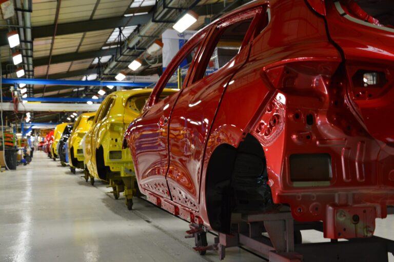 fabrica linea montaje scaled 1