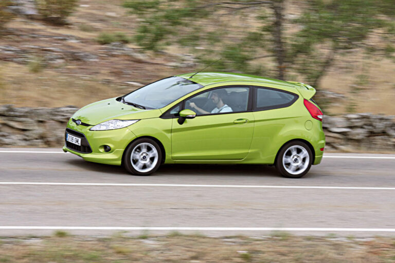 Ford Fiesta 1.6 Sport vs Renault Clio 1.6 GT