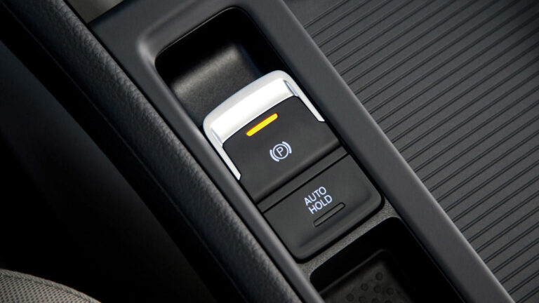Tengo un coche con freno de mano eléctrico: ¿puedo cambiar yo mismo las pastillas?