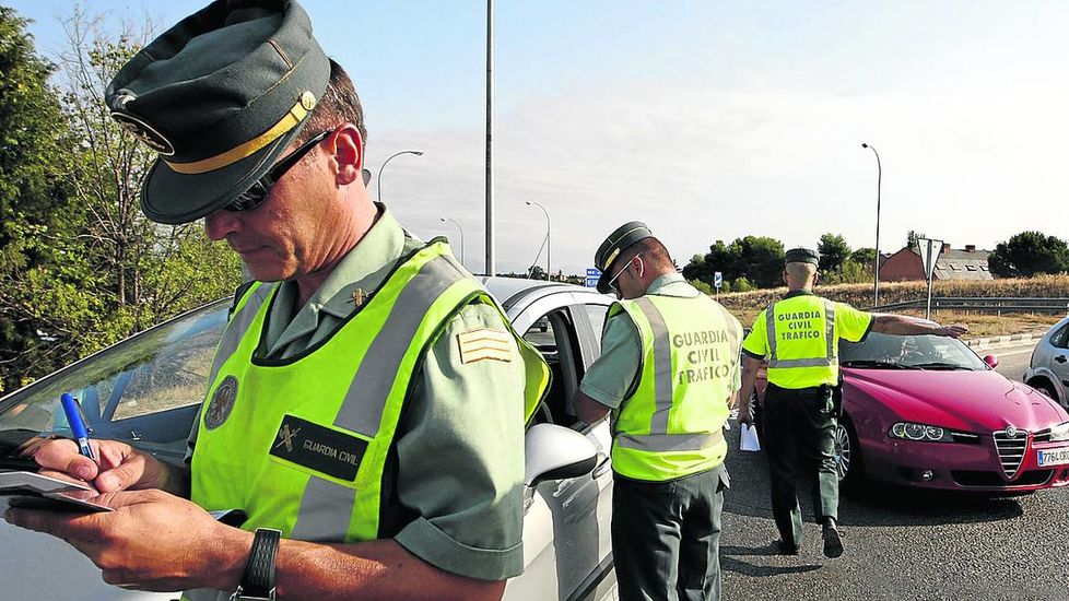 guardia civil multando conductorecdima2016012200043