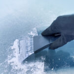 Qué hacer si no tienes rascador de hielo y el coche amanece congelado