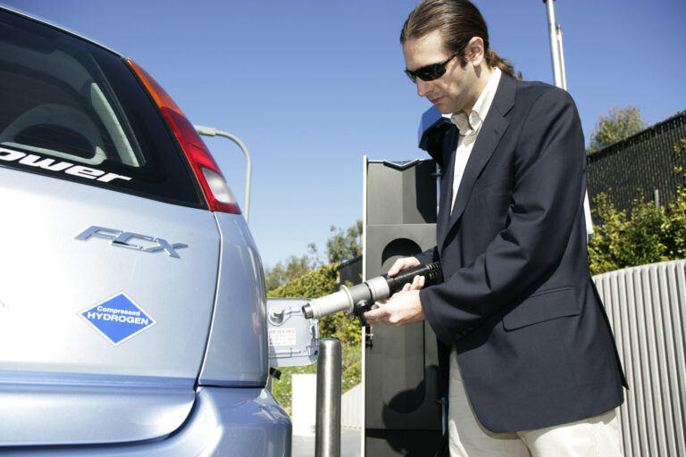 honda fcx repostaje hidrogeno scaled 1