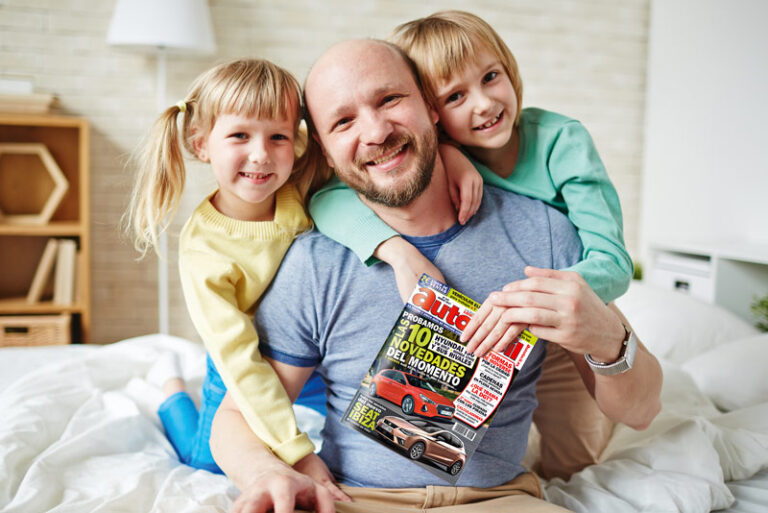 imagen padre con hijas dia del padre autofacil