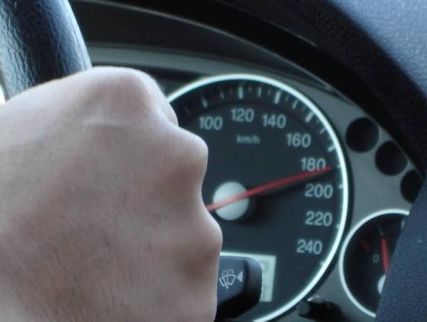 Imputado por grabarse conduciendo a 190 km/h con su hijo sin sujección