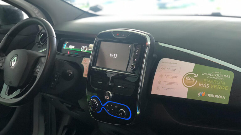 interior vehiculo zity con imagen iberdrola