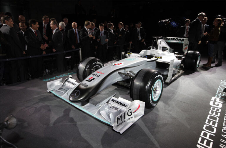 Mercedes GP se viste de largo