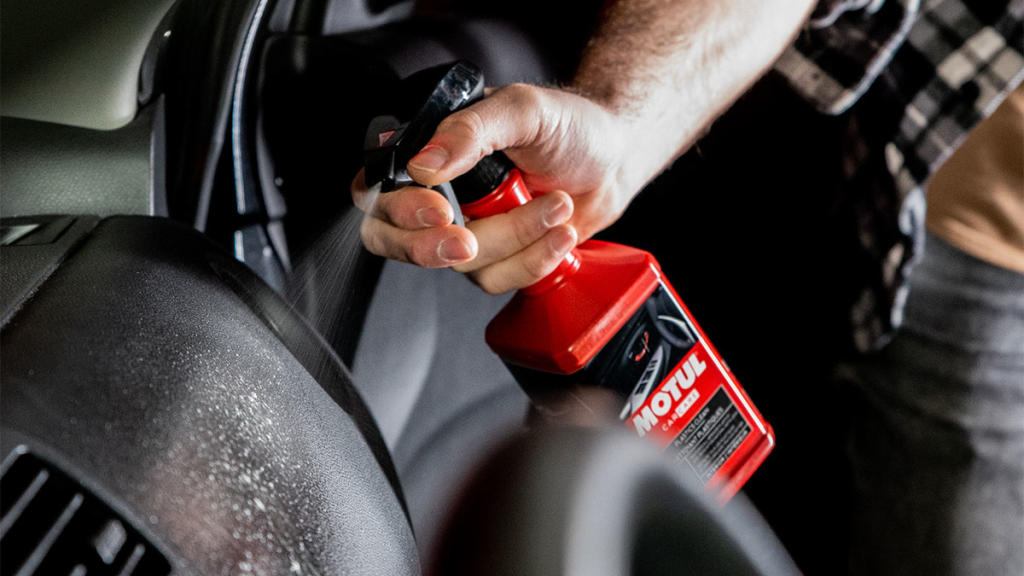 Motul lanza una gama de productos y accesorios dedicados a la limpieza y el  cuidado del coche - Autofácil