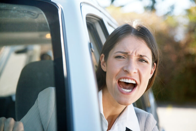 mujer enfadada conduciendo