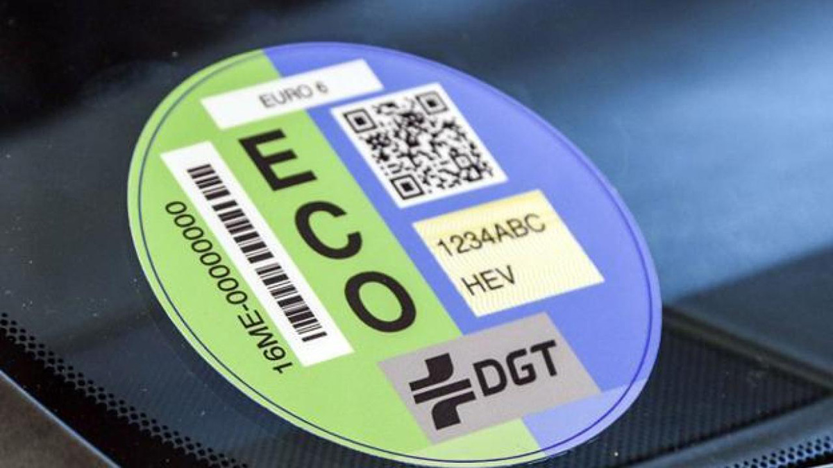 Qué multas relacionadas con pegatina de la DGT te pondrán en Madrid 1 pegatina