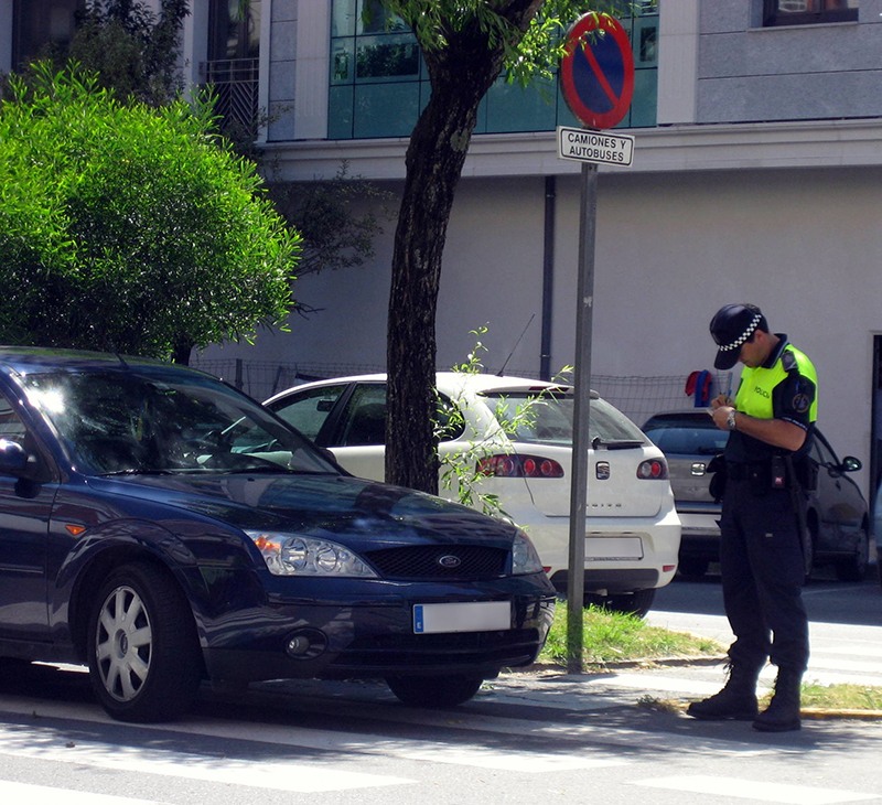 policiamultandoenpasodecebra