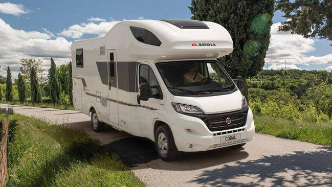 Fotos autocaravana Adria Coral XL 1 La autocaravana Adria Coral XL ofrece aventura camper para siete ocupantes