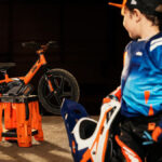 Lo nuevo de KTM es... ¡un correpasillos eléctrico con aires de competición!
