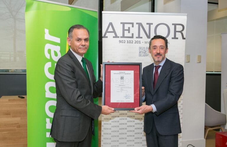 thumbnailjose maria gonzalez director de europcar y jesus gomez salome director de comunicacion de aenor