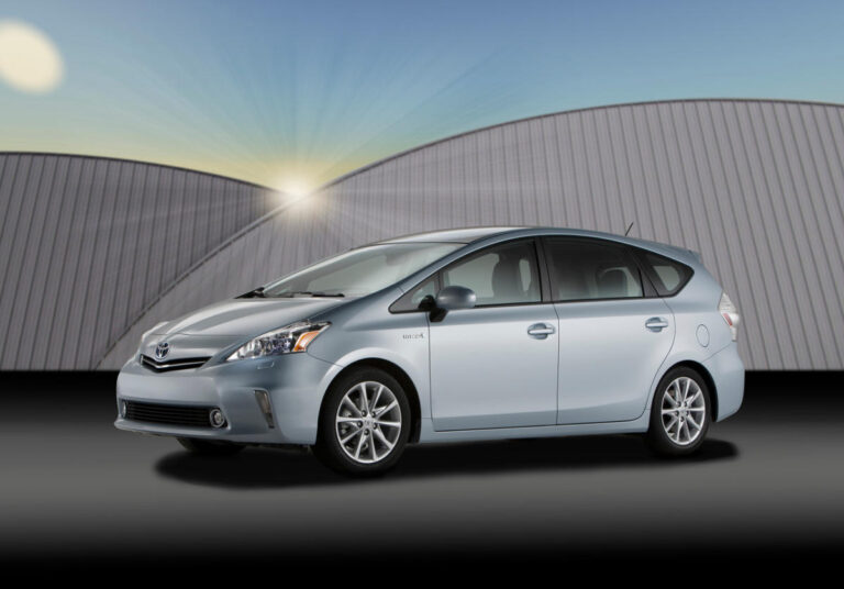 toyota prius v 01