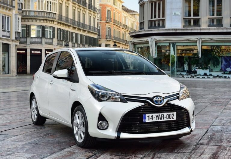 toyota yaris20151024x768wallpaper02